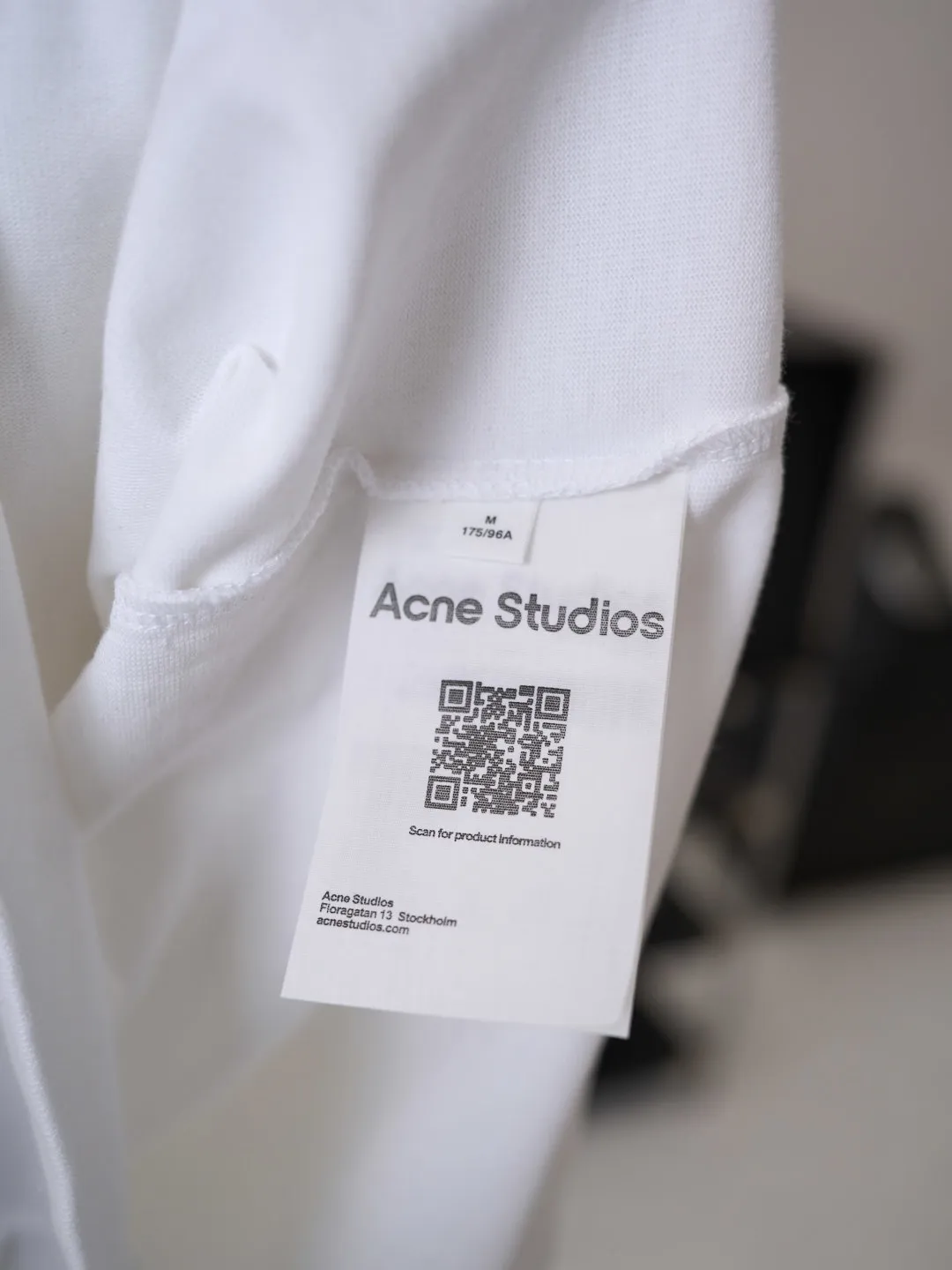 [Real auction] Acne Studios embroidered striped long-sleeved Polo shirt [In Stock] S M L Striped contrasting lapels hide layered ingenuity. Matte soft light covers plain texture. Retro spontaneity and minimalist restraint coexist in a harmonious symbiosis between neat lines, showing relaxed and elegant style. Imported machine embroidery technology is used. Advanced computer control system and precise mechanical parts are used to realize the Acne Studios logo work. High precision. The lines are smooth and delicate. The fabrics have been fermented and washed. They have a better hand feel and texture. They are not easy to deform, shrink or fade. Maintains long-lasting beauty with a loose fit